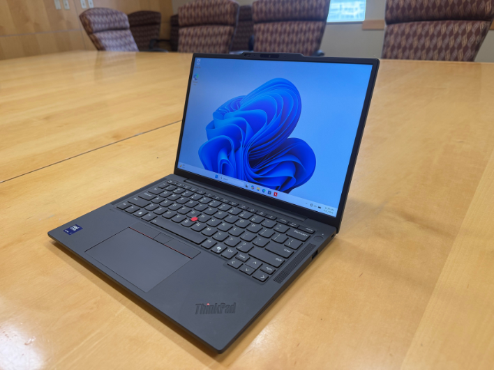 Клавиатура и сенсорная панель Lenovo ThinkPad X13 Gen 6 — изображение: HotHardware